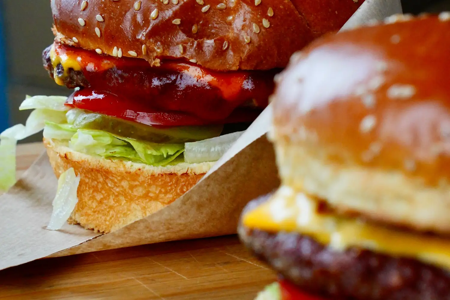 İştah açıcı hamburger yakın çekimi — yemek fotoğrafı optimizasyonu